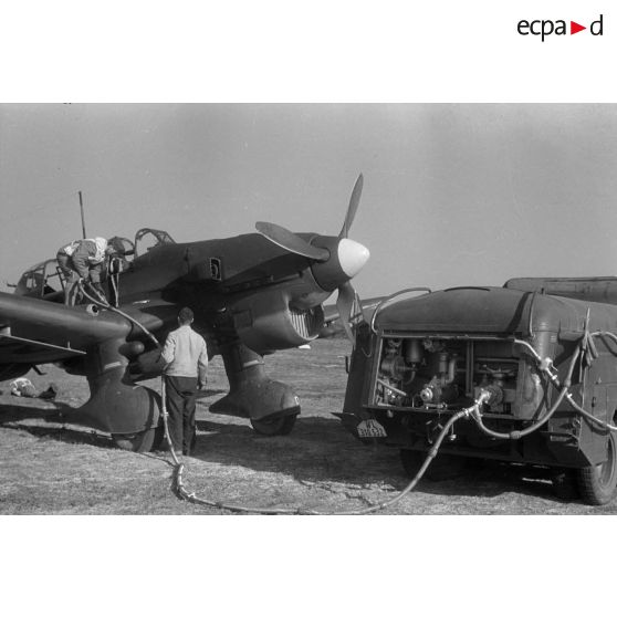 L'approvisionnement en carburant d'un Ju-87-B du I-StG-5, depuis un camion de ravitaillement.