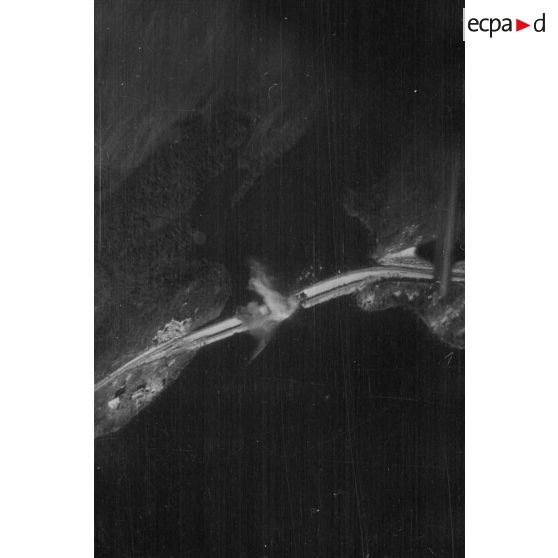 Bombardement par des Ju-87-B Stuka du I-StG-5, d'une voie ferrée traversant une étendue d'eau.