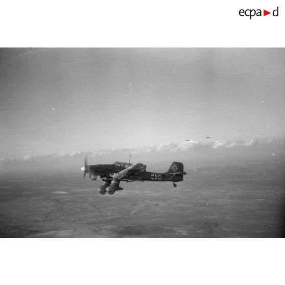 Un bombardier Junkers Ju-87-B Stuka du Sturzkampfgeschwader 5 (I-StG-5).