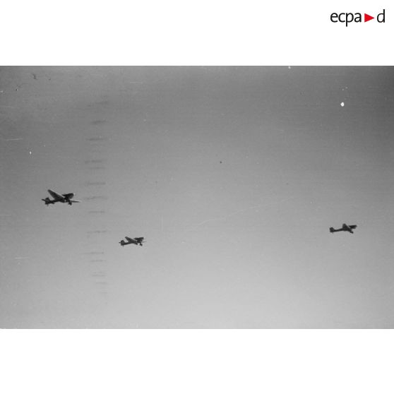 En contre-plongée, d trois Ju-87-B du Sturzkampfgeschwader 5 Stuka en vol.