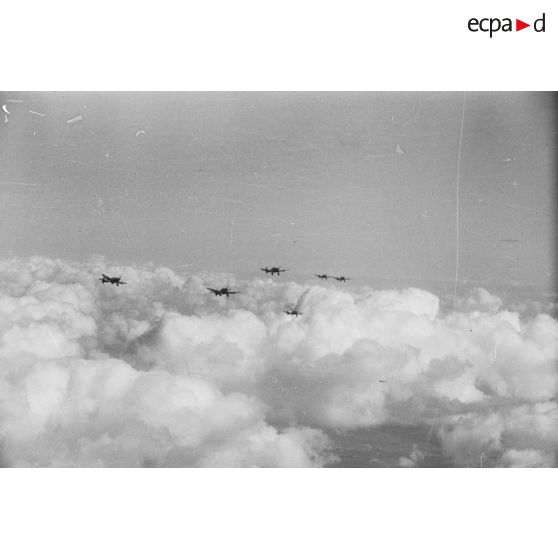 Six bombardiers Junkers Ju-87-B Stuka du I-StG-5 au dessus des nuages.