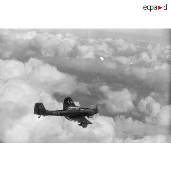 Plan rapproché d'un bombardier Junkers Ju-87-B Stuka du Sturzkampfgeschwader 5 ( I-StG-5) en vol au dessus des nuages.