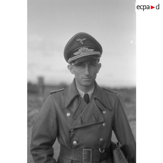 Portrait d'un Oberleutnant de la Luftwaffe, vêtu d'un imperméable de cuir de couleur sombre.