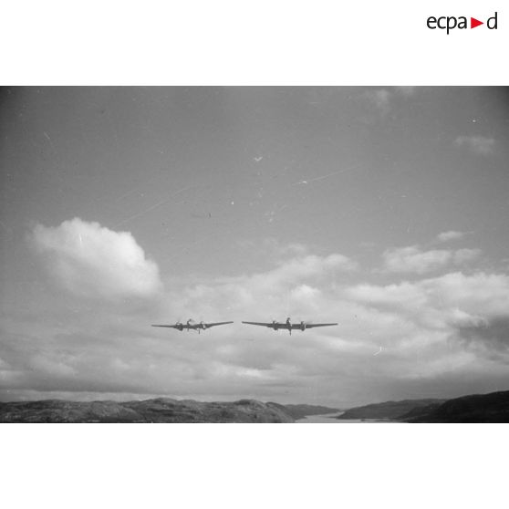 Deux chasseurs lourds Messerschmit Bf-110-C4 du Jagdgeschwader 5 (13-JG-5 Z) en vol.