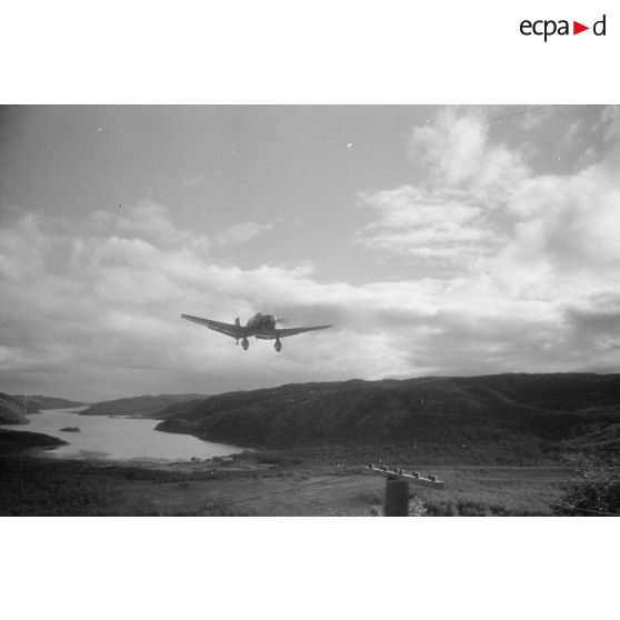 Un bombardier Junkers Ju-87-B Stuka du Sturzkampfgeschwader 5 (I-StG-5) peu avant son atterrissage au dessus d'un paysage valloné.