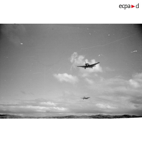 Deux Ju-87-B Stuka Sturzkampfgeschwader 5, vus en contre-plongée.