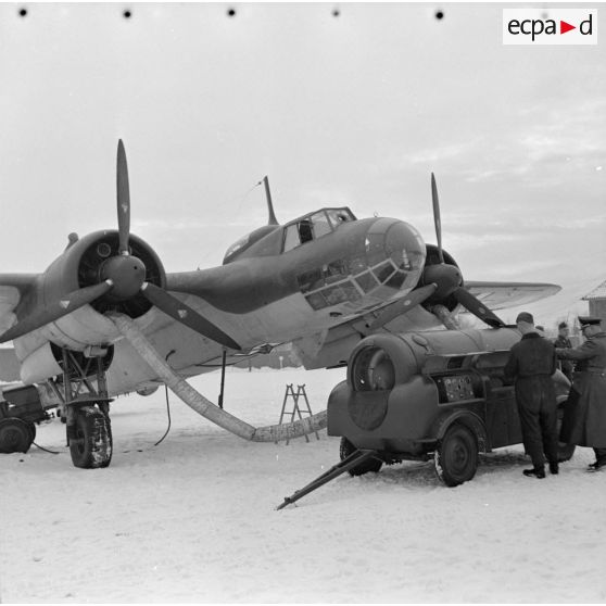 Préchauffage ou réchauffement des moteurs d'un avion bombardier Dornier Do-17-P.
