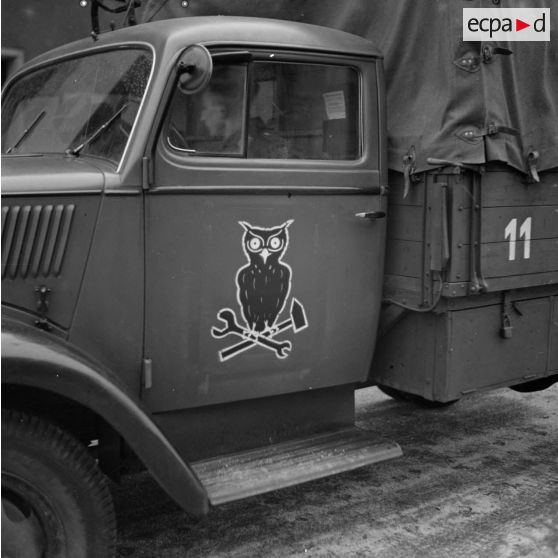 Insigne d'une unité terrestre de la Luftwaffe (une chouette) peint sur un camion Opel Blitz.