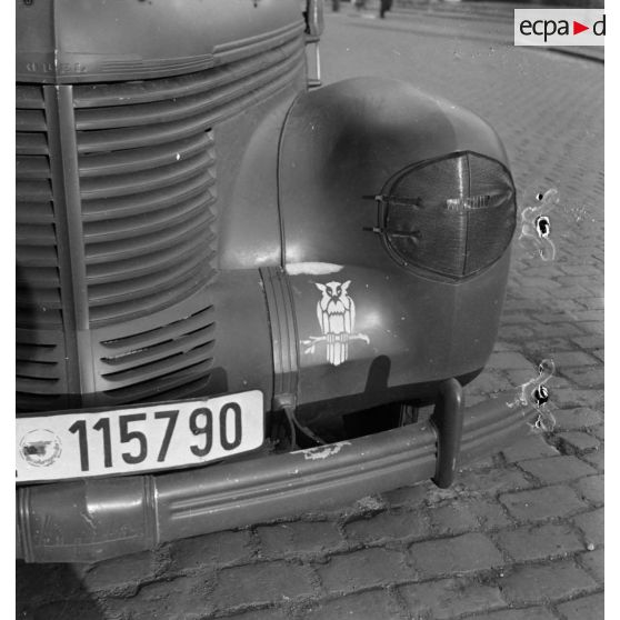 Insigne d'une unité terrestre de la Luftwaffe (chouette) sur une automobile Opel immatriculée WL 115 790.
