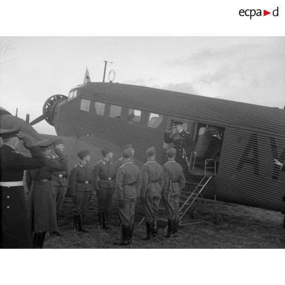 L'amiral Raeder, commandant en chef de la flotte allemande, descend d'un avion de transport Junkers Ju-52.