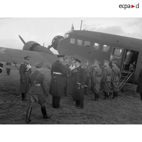 L'amiral Raeder, commandant en chef de la flotte allemande, descend d'un avion de transport Junkers Ju-52.