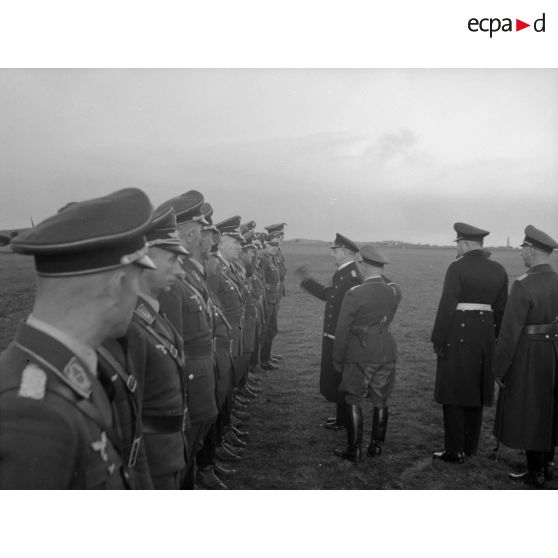 L'amiral Raeder, commandant en chef de la flotte allemande, passe en revue des officiers de la Luftwaffe.
