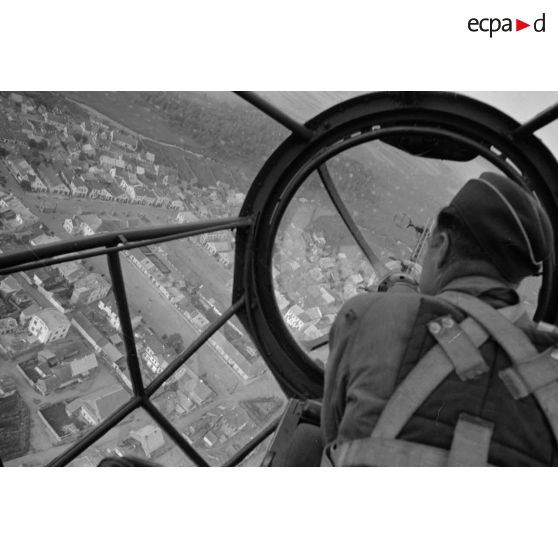 Survol d'une ville polonaise par un bombardier Heinkel He-111. La ville est vue depuis la verrière nasale de l'avion.