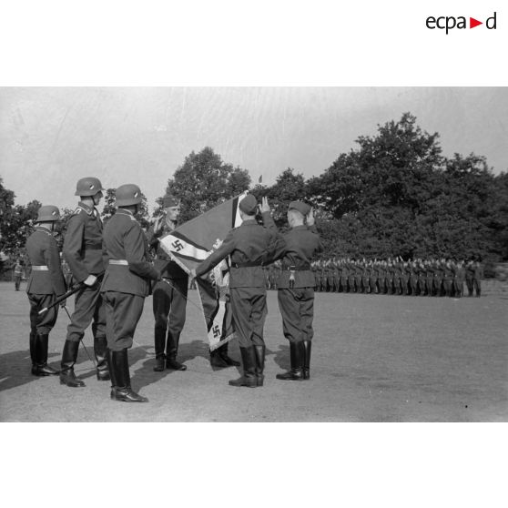 Des aviateurs autour du drapeau de la Luftwaffe, lors d'une prestation de serment.