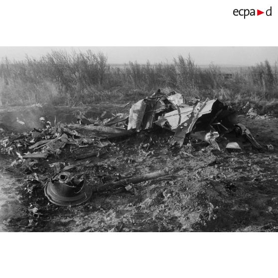 Débris d'un avion soviétique abattu à proximité d'une voie ferrée.