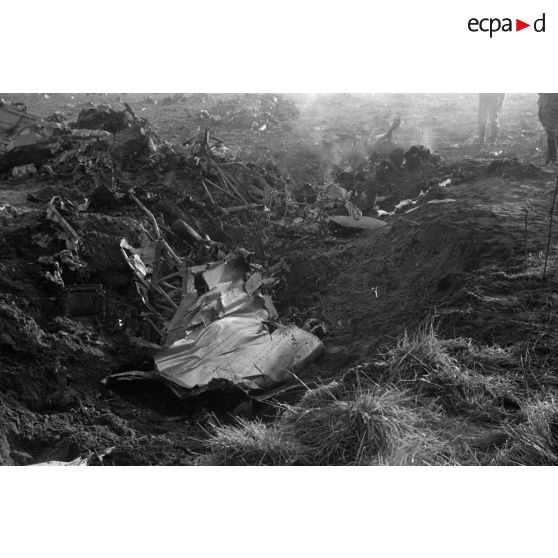 Débris d'un avion soviétique abattu à proximité d'une voie ferrée.