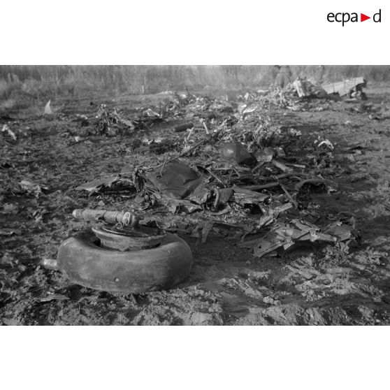 Débris d'un avion soviétique abattu à proximité d'une voie ferrée.