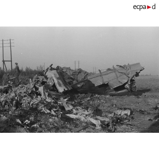 Débris d'un avion soviétique abattu à proximité d'une voie ferrée.