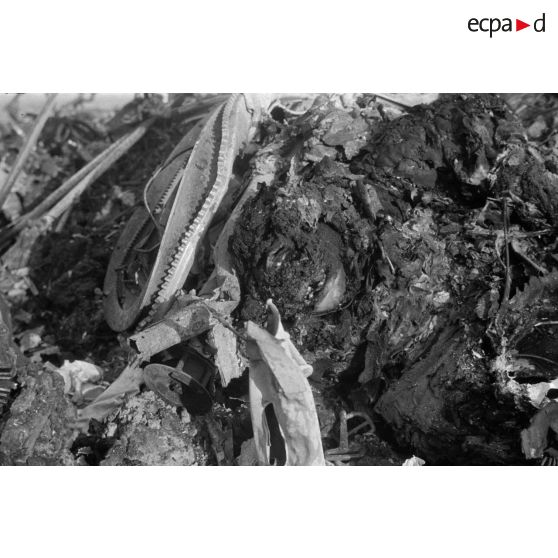 Débris d'un avion soviétique abattu à proximité d'une voie ferrée.