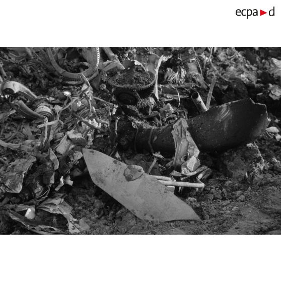 Débris d'un avion soviétique abattu à proximité d'une voie ferrée.