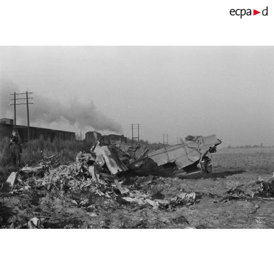 Débris d'un avion soviétique abattu à proximité d'une voie ferrée.