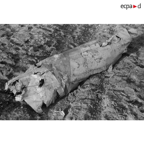 Débris d'un avion soviétique abattu à proximité d'une voie ferrée.