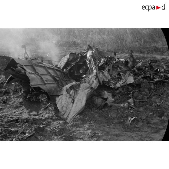 Débris d'un avion soviétique abattu à proximité d'une voie ferrée.