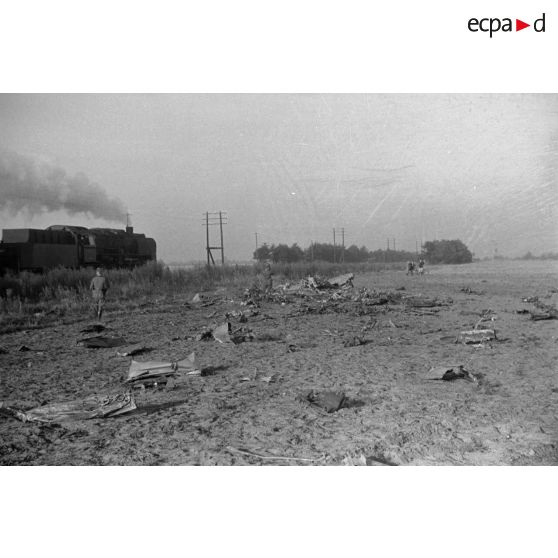 Débris d'un avion soviétique abattu à proximité d'une voie ferrée.