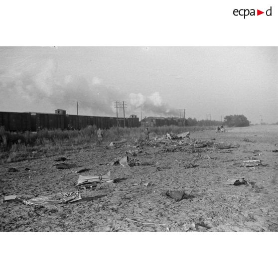 Débris d'un avion soviétique abattu à proximité d'une voie ferrée.