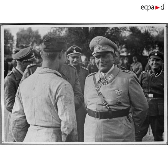 Hermann Goering s'entretient avec un mécanicien de la Luftwaffe.