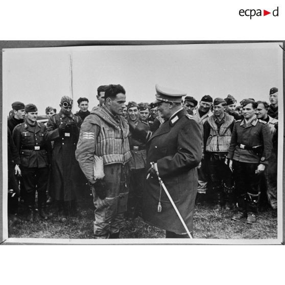 Hermann Goering s'entretient avec un pilote en combinaison de vol, portant le grade de caporal-chef (Obergefreiter)