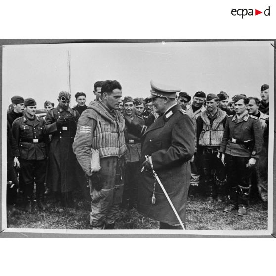 Hermann Goering s'entretient avec un pilote en combinaison de vol, portant le grade de caporal-chef (Obergefreiter)