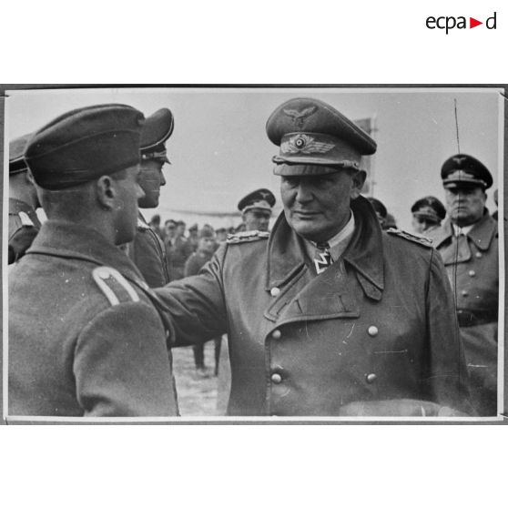 Hermann Goering discute avec un sous-officier de la Luftwaffe au garde à vous.
