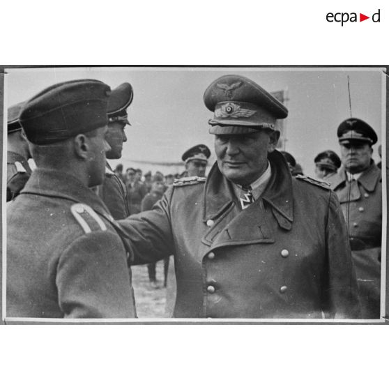 Hermann Goering discute avec un sous-officier de la Luftwaffe au garde à vous.