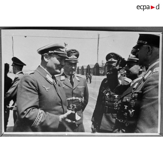 Le maréchal Hermann Goering salue des généraux de la Luftwaffe.