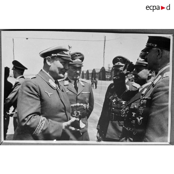 Le maréchal Hermann Goering salue des généraux de la Luftwaffe.