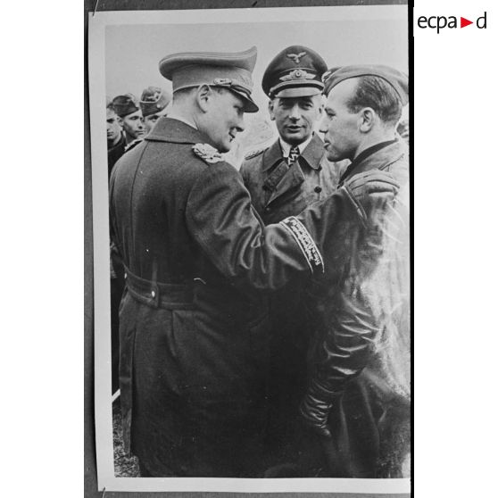 Le maréchal Hermann Goering discute avec le commandant (Major) Helmut Wick, Kommodore du JG-2.