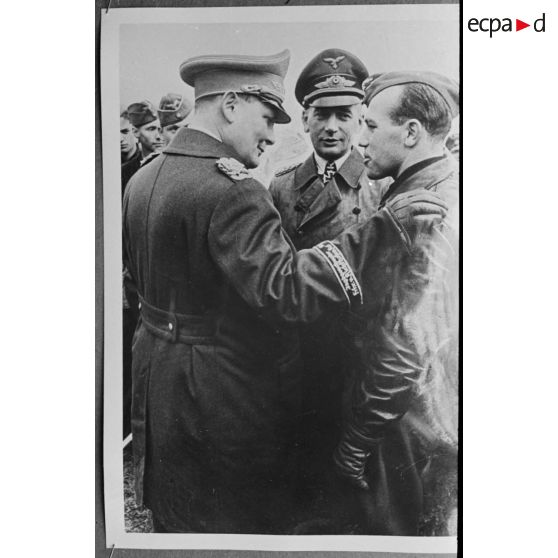 Le maréchal Hermann Goering discute avec le commandant (Major) Helmut Wick, Kommodore du JG-2.