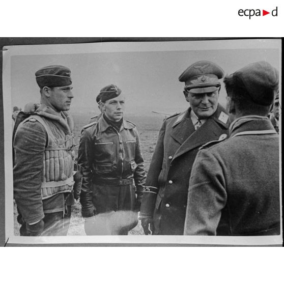 Hermann Goering discute avec des pilotes du Jagdgeschwader 2 Richthofen.