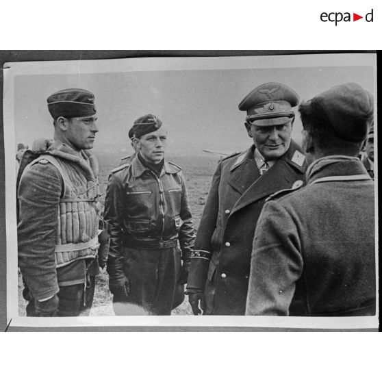 Hermann Goering discute avec des pilotes du Jagdgeschwader 2 Richthofen.