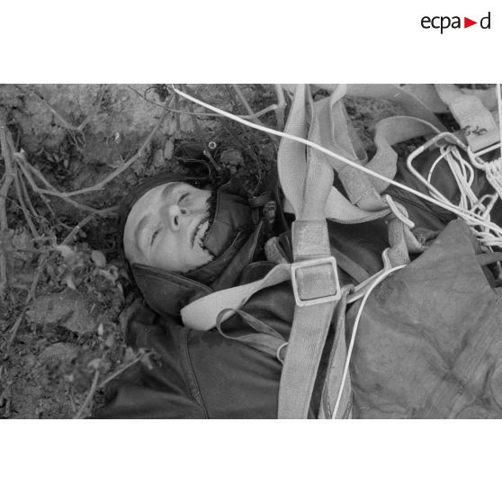 Cadavre d'un pilote soviétique, gisant sur le sol à côté de son parachute en torche.