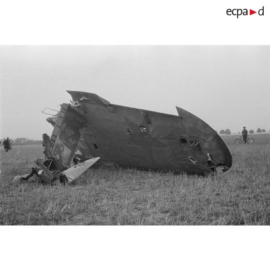 Débris de l'aile d'un avion soviétique, inspecté par un aviateur allemand.