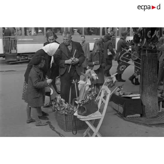 Un marchand de jouets ambulant dans Riga.