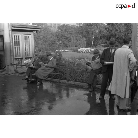 A Riga, des Lettons lisent le journal.