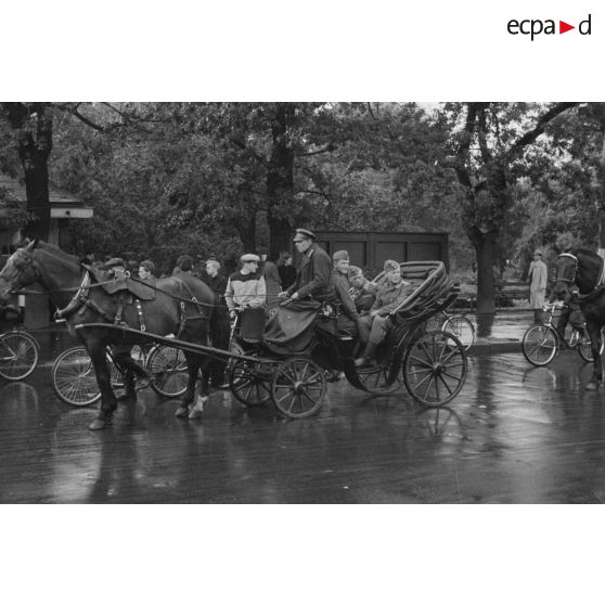 Des aviateurs allemands visitent Riga, dans une calèche.