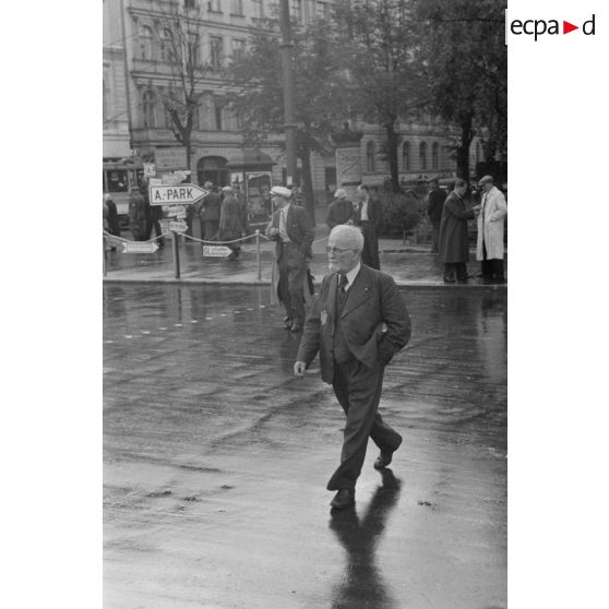 Un juif letton, marqué de l'étoile jaune, traverse une rue de Riga.