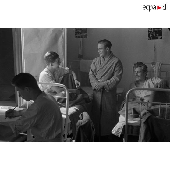 Une chambrée dans un hôpital militaire.