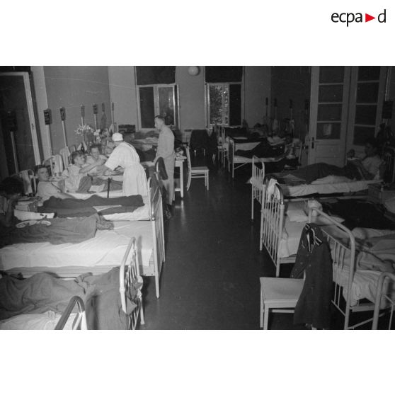 Une chambrée dans un hôpital militaire.