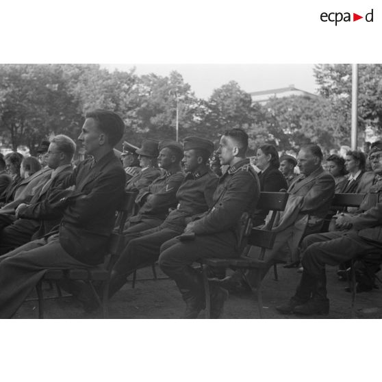 Un concert en plein air, dans le kiosque d'un parc, des aviateurs allemands assistent au spectacle.