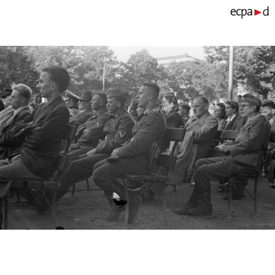 Un concert en plein air, dans le kiosque d'un parc, des aviateurs allemands assistent au spectacle.
